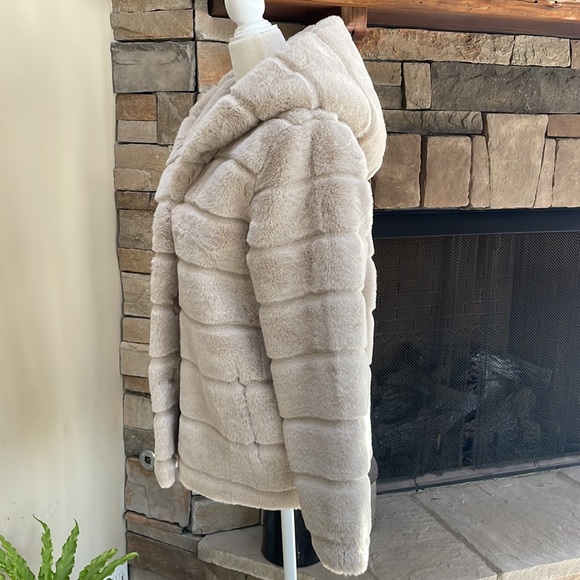 NWT Vegan Fur jacket - Picture 5 of 16